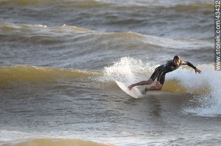 Surfer surcando las olas. - Departamento de Maldonado - URUGUAY. Foto No. 43432