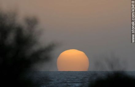Sol gigante del atardecer - Departamento de Maldonado - URUGUAY. Foto No. 43418