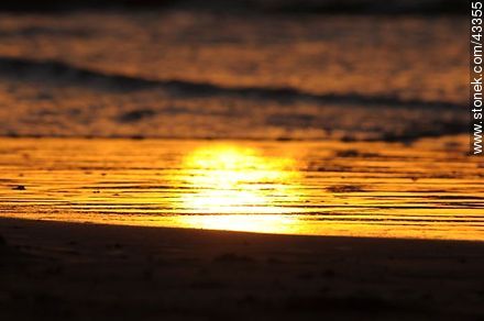 El sol reflejado en el agua. - Departamento de Maldonado - URUGUAY. Foto No. 43355