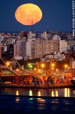 Luna llena sobre Montevideo - Departamento de Montevideo - URUGUAY. Foto No. 44003