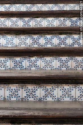 Escalera con contrahuella de azulejos. - Departamento de Florida - URUGUAY. Foto No. 44621