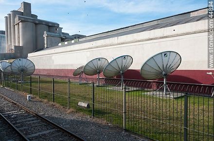 Parabolic antennas and silos - Department of Montevideo - URUGUAY. Foto No. 44894