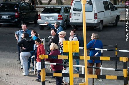 Peatones aguardando el cruce del tren - Departamento de Montevideo - URUGUAY. Foto No. 45210