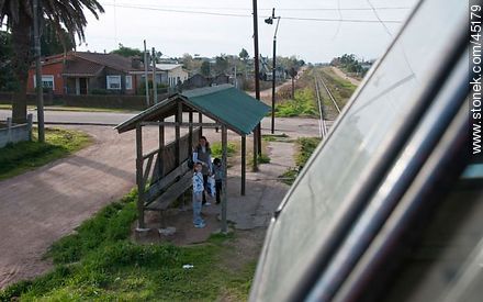 Train stop in La Paz. - Department of Montevideo - URUGUAY. Foto No. 45179