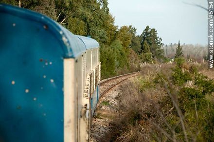 Train on a curve. - Department of Montevideo - URUGUAY. Foto No. 45154