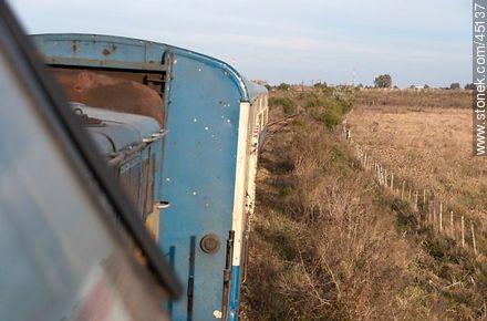 Tren por el campo - Departamento de Montevideo - URUGUAY. Foto No. 45137