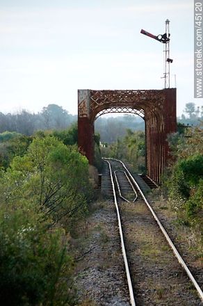 Puente ferroviario sobre el arroyo Canelón Grande - Departamento de Montevideo - URUGUAY. Foto No. 45120