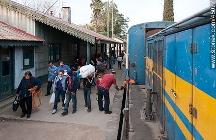 Estación 25 de Agosto. Descenso de pasajeros. - Departamento de Montevideo - URUGUAY. Foto No. 45077