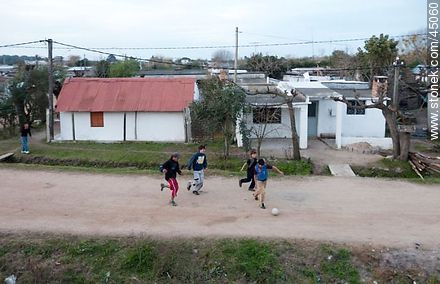 Niños jugando al fútbol la calle Baltasar Brum de Santa Lucía. - Departamento de Montevideo - URUGUAY. Foto No. 45060