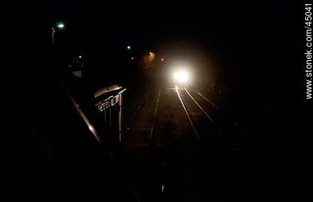 Railroad crossing at night. - Department of Montevideo - URUGUAY. Foto No. 45041