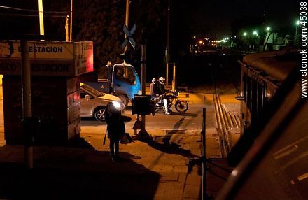 Waiting to cross the railway. - Department of Montevideo - URUGUAY. Foto No. 45038