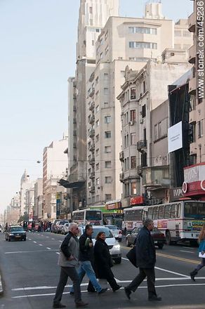 Pedestrians crossing the 18 de Julio Ave. - Department of Montevideo - URUGUAY. Photo #45236