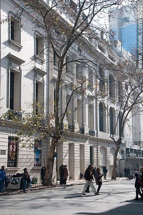 Calle Yaguarón. Edificio del ex diario El Día. - Departamento de Montevideo - URUGUAY. Foto No. 45227