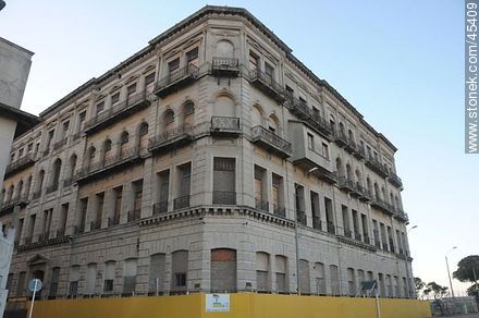 Ex hotel Nacional en refacción por la empresa Tsakos (2010) - Departamento de Montevideo - URUGUAY. Foto No. 45409