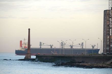 Barco de carga entrando a puerto. Chimenea de la ex Usina Eléctrica. - Departamento de Montevideo - URUGUAY. Foto No. 45408
