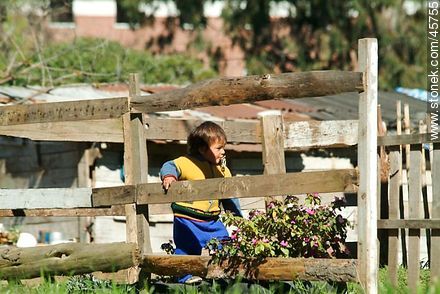 Child enjoying the morning - Department of Canelones - URUGUAY. Photo #45755