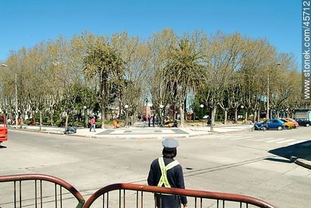 Inspectora de tránsito frente a la Plaza de Pando - Departamento de Canelones - URUGUAY. Foto No. 45712