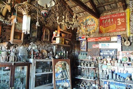 Interior de un comercio de antigüedades de San Jacinto - Departamento de Canelones - URUGUAY. Foto No. 45669