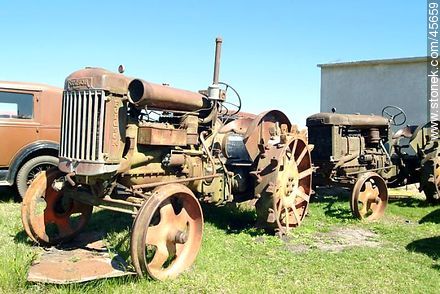Rural antiques business. Antique tractors. - Department of Canelones - URUGUAY. Photo #45659