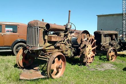 Rural antiques business. Antique tractors. - Department of Canelones - URUGUAY. Foto No. 45658