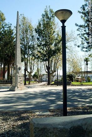 Farol y obelisco de la plaza de San Jacinto - Departamento de Canelones - URUGUAY. Foto No. 45646