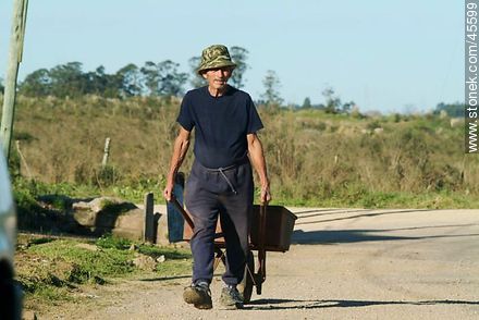 Empalme Olmos. Anciano cargando una carretilla. - Departamento de Canelones - URUGUAY. Foto No. 45599