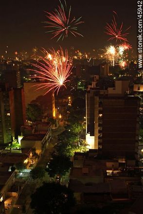 Fuegos artificiales sobre la ciudad de Montevideo - Departamento de Montevideo - URUGUAY. Foto No. 45942