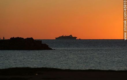 Barco en el horizonte - Departamento de Montevideo - URUGUAY. Foto No. 45910