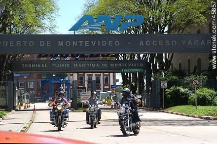 Motorcyclists at the entrance to the Port of Montevideo - Department of Montevideo - URUGUAY. Photo #45857