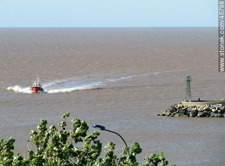 Lanchón llegando a puerto - Departamento de Montevideo - URUGUAY. Foto No. 45798