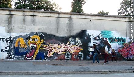 Grafiti de la calle Bauzá - Departamento de Montevideo - URUGUAY. Foto No. 45982