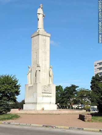 Monument to Dámaso Antonio Larrañaga - Department of Montevideo - URUGUAY. Foto No. 45895