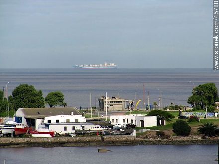 Barco de carga en el horizonte - Departamento de Montevideo - URUGUAY. Foto No. 45788