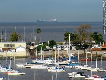 Veleros del Puerto Buceo y barco carguero - Departamento de Montevideo - URUGUAY. Foto No. 45782