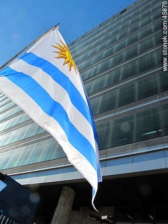 Bandera uruguaya frente a una torre vidriada -  - URUGUAY. Foto No. 45870