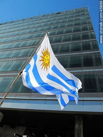 Bandera uruguaya frente a una torre vidriada -  - IMÁGENES VARIAS. Foto No. 45869