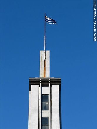 Tower of tributes at Estadio Centenario and Uruguayan flag. -  - URUGUAY. Foto No. 45863