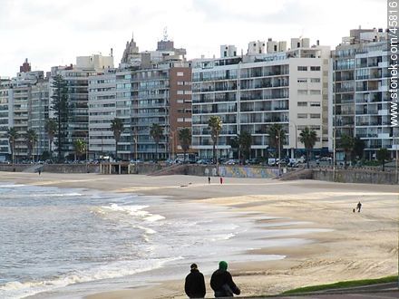 Playa Pocitos en invierno. - Departamento de Montevideo - URUGUAY. Foto No. 45816