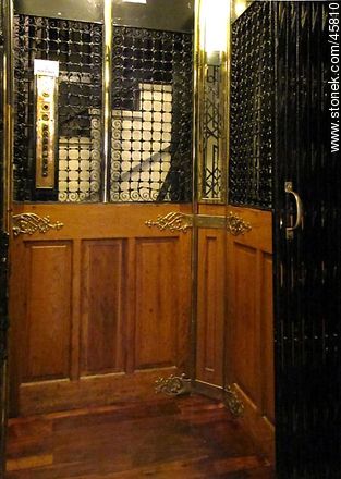 Antiguo ascensor de un edificio céntrico - Departamento de Montevideo - URUGUAY. Foto No. 45810