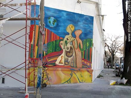 Arte en una esquina montevideana - Departamento de Montevideo - URUGUAY. Foto No. 45976