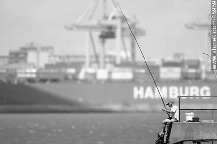 Pescador en un muelle próximo al puerto de Montevideo -  - IMÁGENES VARIAS. Foto No. 45959