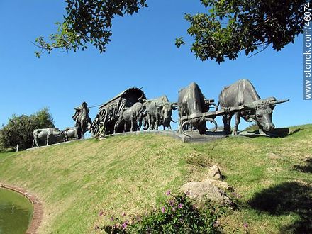 Monument to La Carreta by Belloni - Department of Montevideo - URUGUAY. Photo #46074
