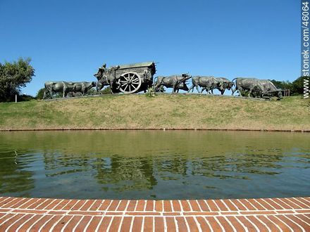 Monument to La Carreta by Belloni - Department of Montevideo - URUGUAY. Photo #46064