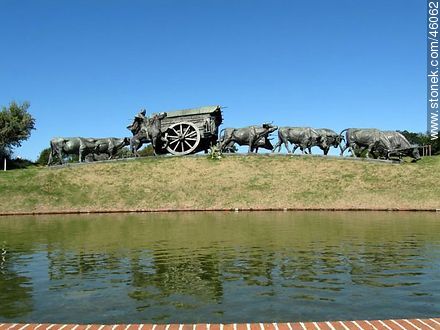 Monument to La Carreta by Belloni - Department of Montevideo - URUGUAY. Photo #46062