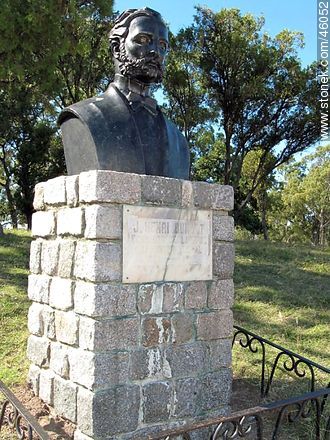 Busto a J. Henri Dunant, fundador de la Cruz Roja Internacional - Departamento de Montevideo - URUGUAY. Foto No. 46052