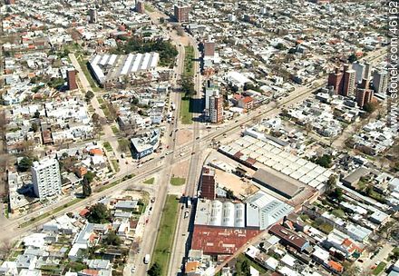 Cruce del Bulevar Batlle y Ordóñez con Avenida Italia - Departamento de Montevideo - URUGUAY. Foto No. 46162