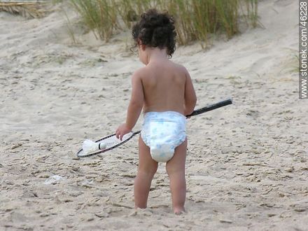 Bebé jugando con la raqueta - Departamento de Maldonado - URUGUAY. Foto No. 46228