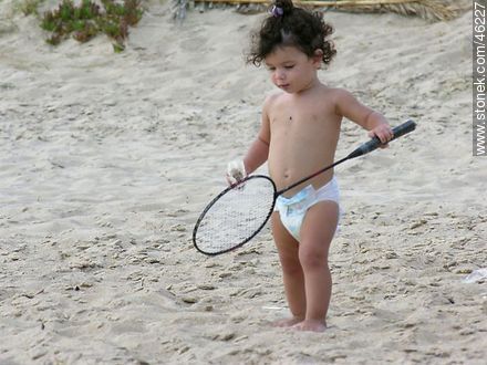 Bebé jugando con la raqueta - Departamento de Maldonado - URUGUAY. Foto No. 46227