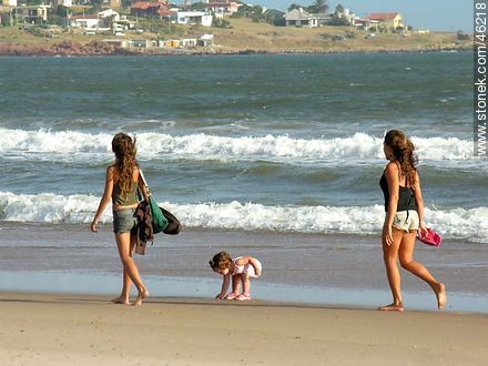 Girls walking along the shore - Department of Maldonado - URUGUAY. Photo #46218