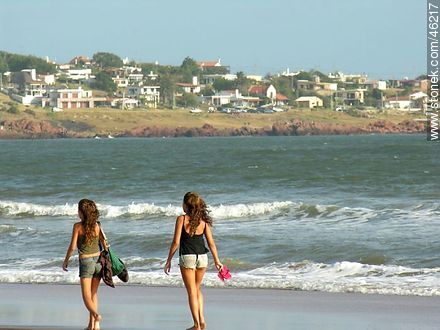 Girls walking along the shore - Department of Maldonado - URUGUAY. Photo #46217